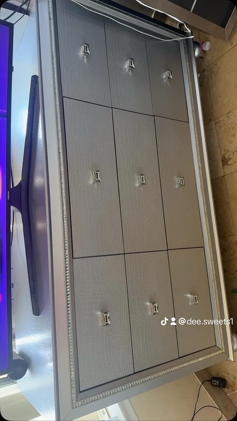 Modern Solidwood Bedroom Set with LED Lights image indicator(2)