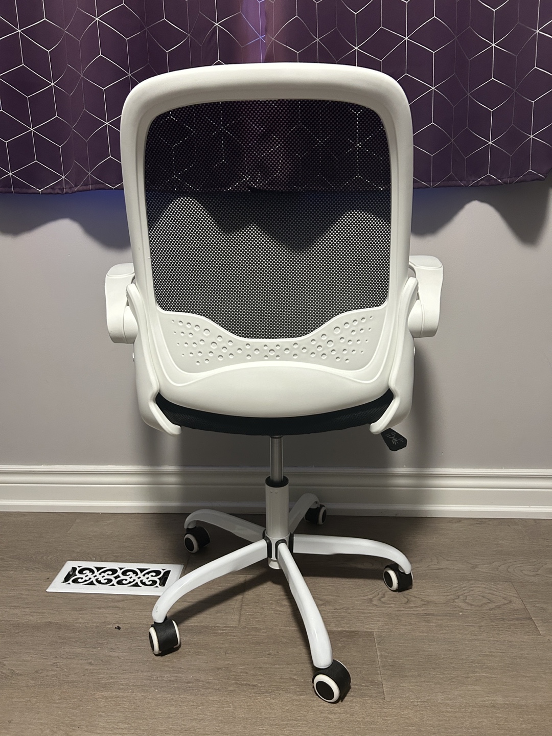 White & Black Mesh Office Chair - Height Sinking - photo 3