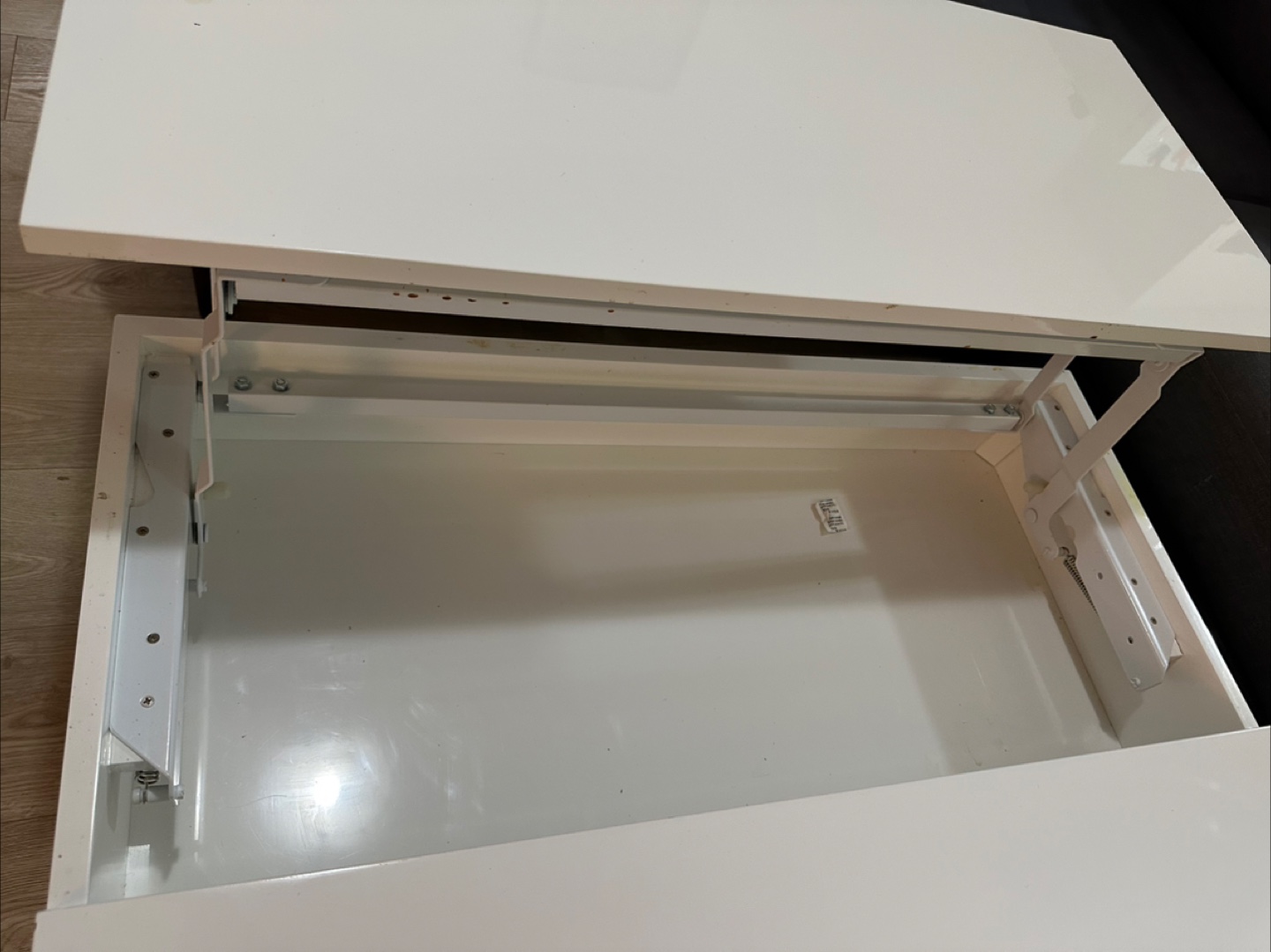 White lift-top coffee table - photo 3
