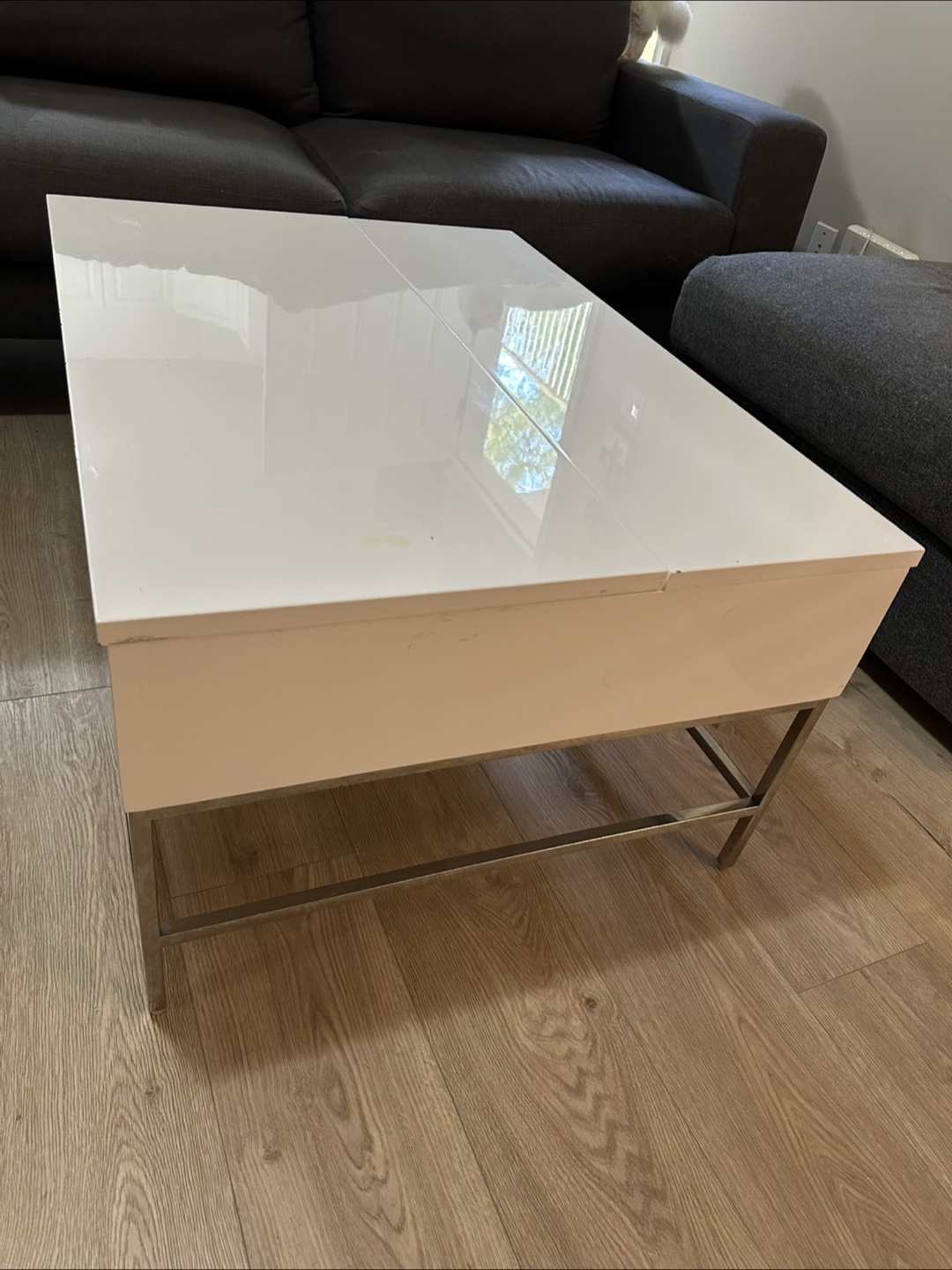 White lift-top coffee table