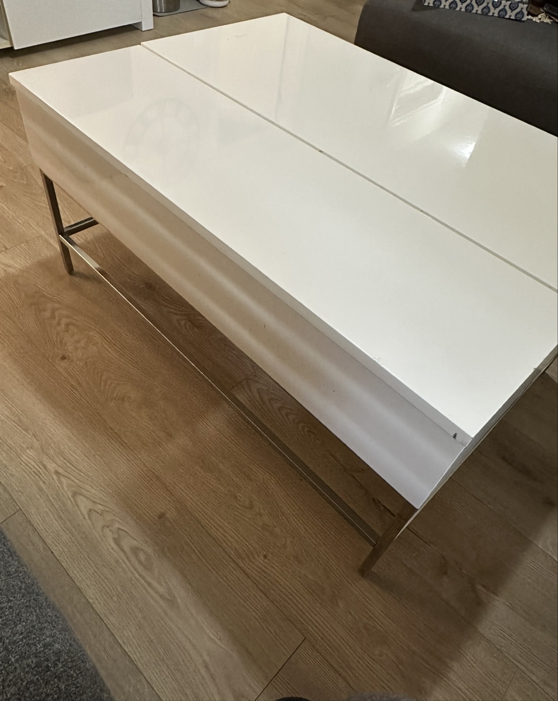 White lift-top coffee table - photo 2