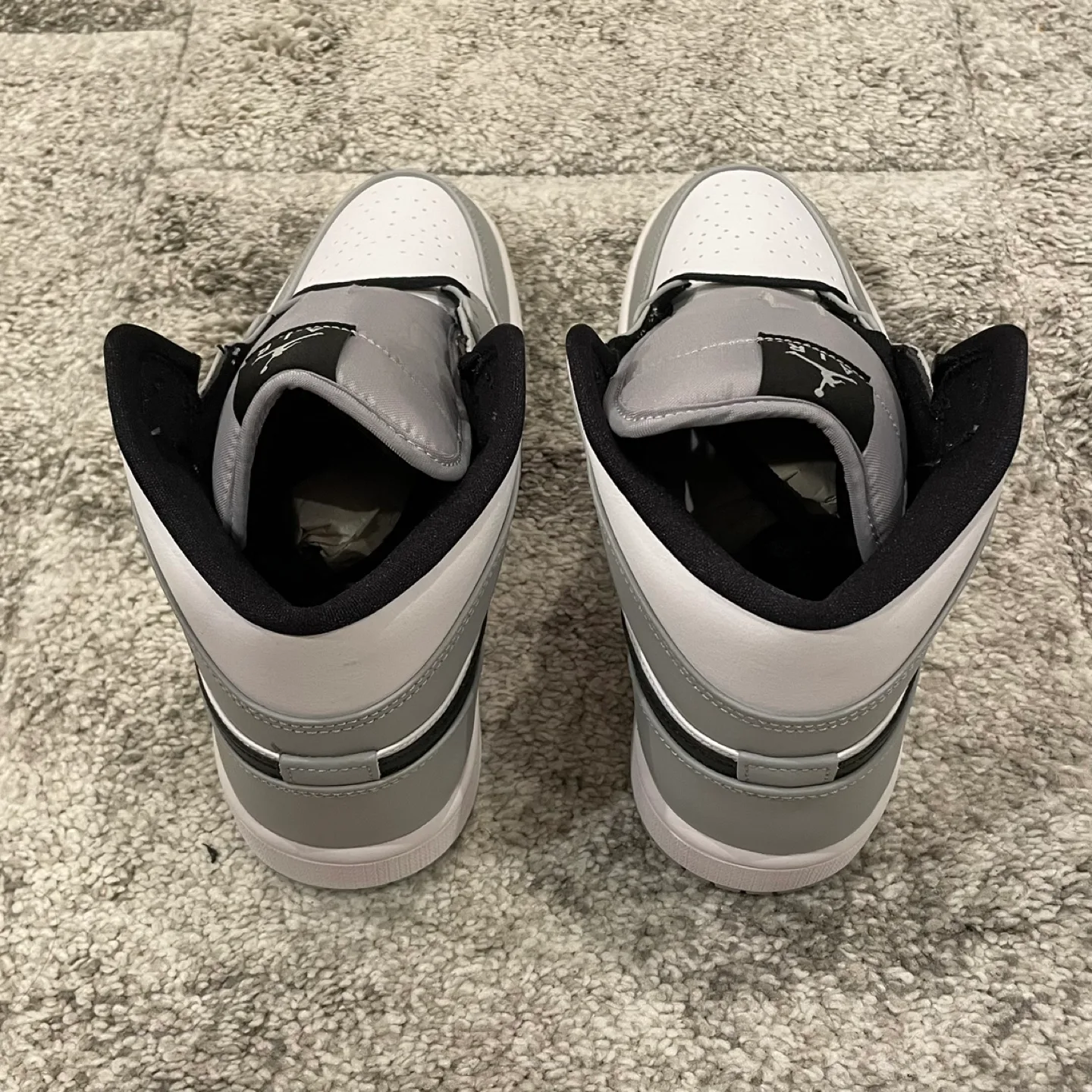 Air Jordan 1 Mid “Light Smoke Grey” image indicator(4)