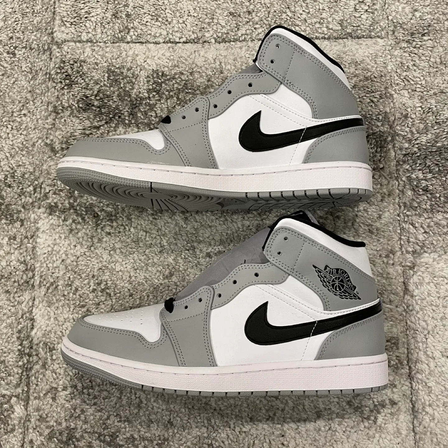Air Jordan 1 Mid “Light Smoke Grey” image indicator(3)