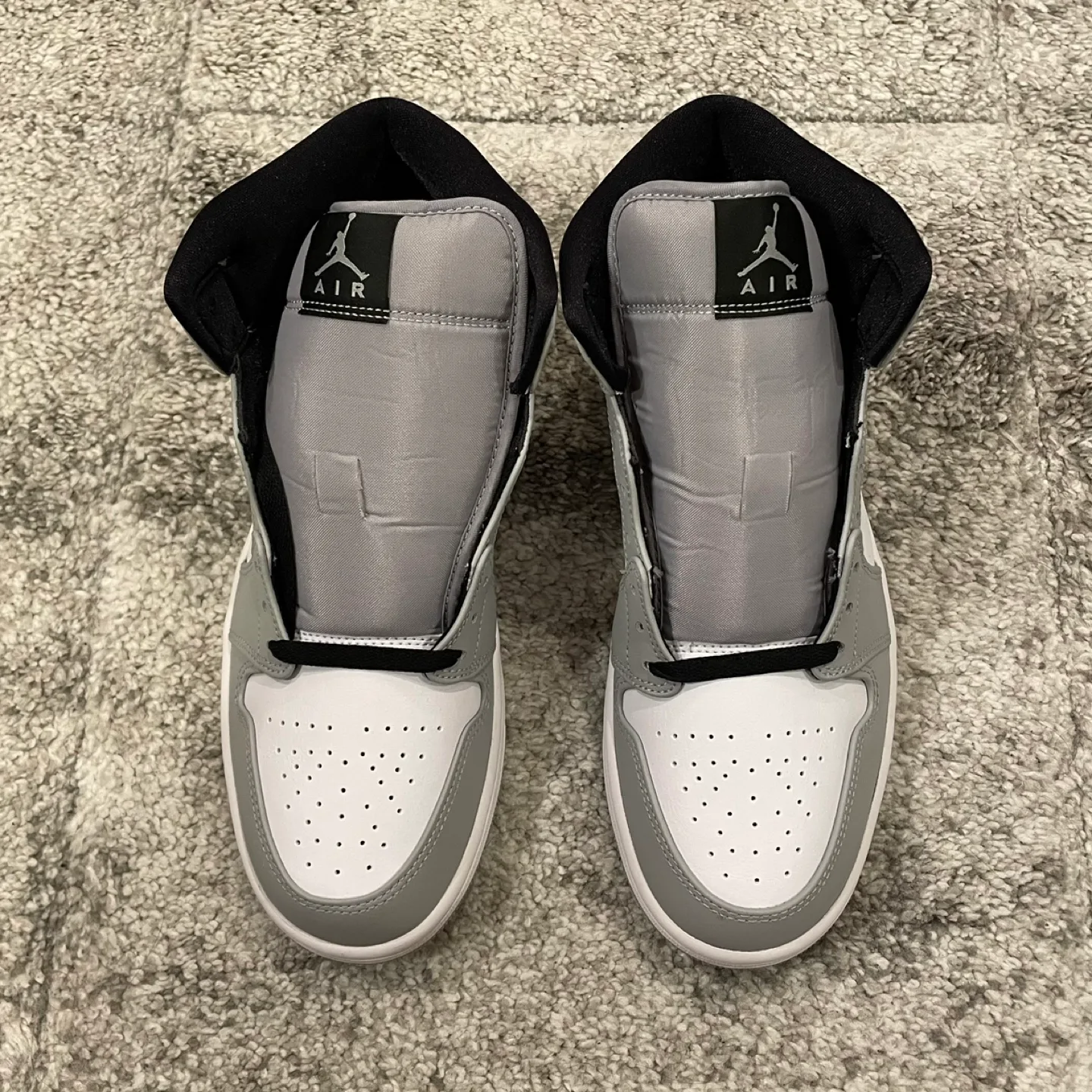 Air Jordan 1 Mid “Light Smoke Grey” image indicator(2)