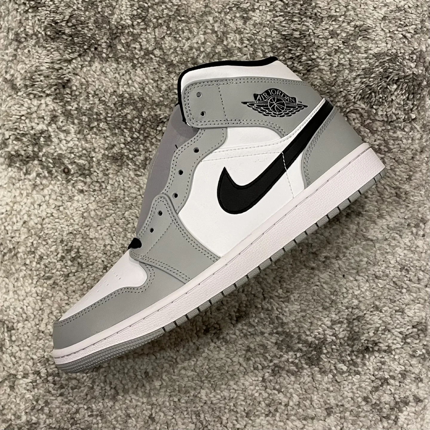 Air Jordan 1 Mid “Light Smoke Grey��” thumbnail