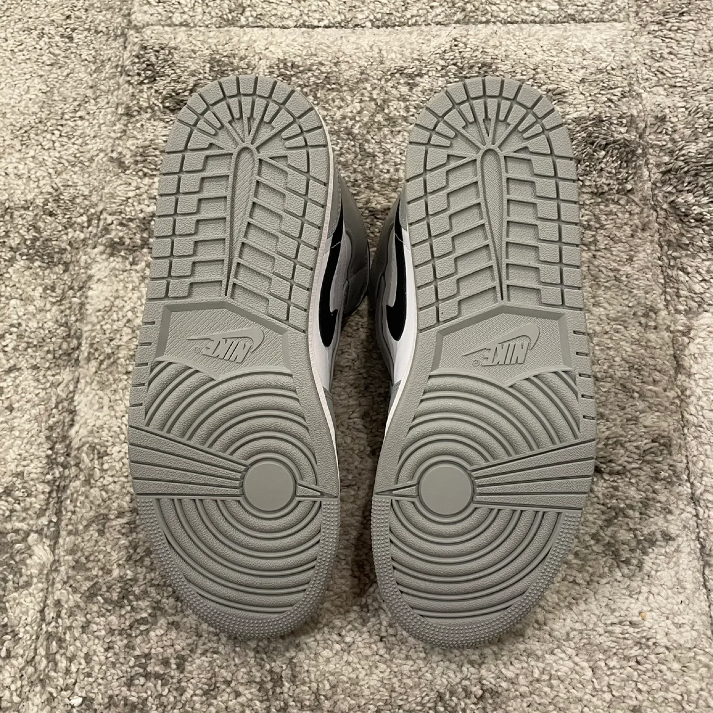 Air Jordan 1 Mid “Light Smoke Grey” image indicator(6)