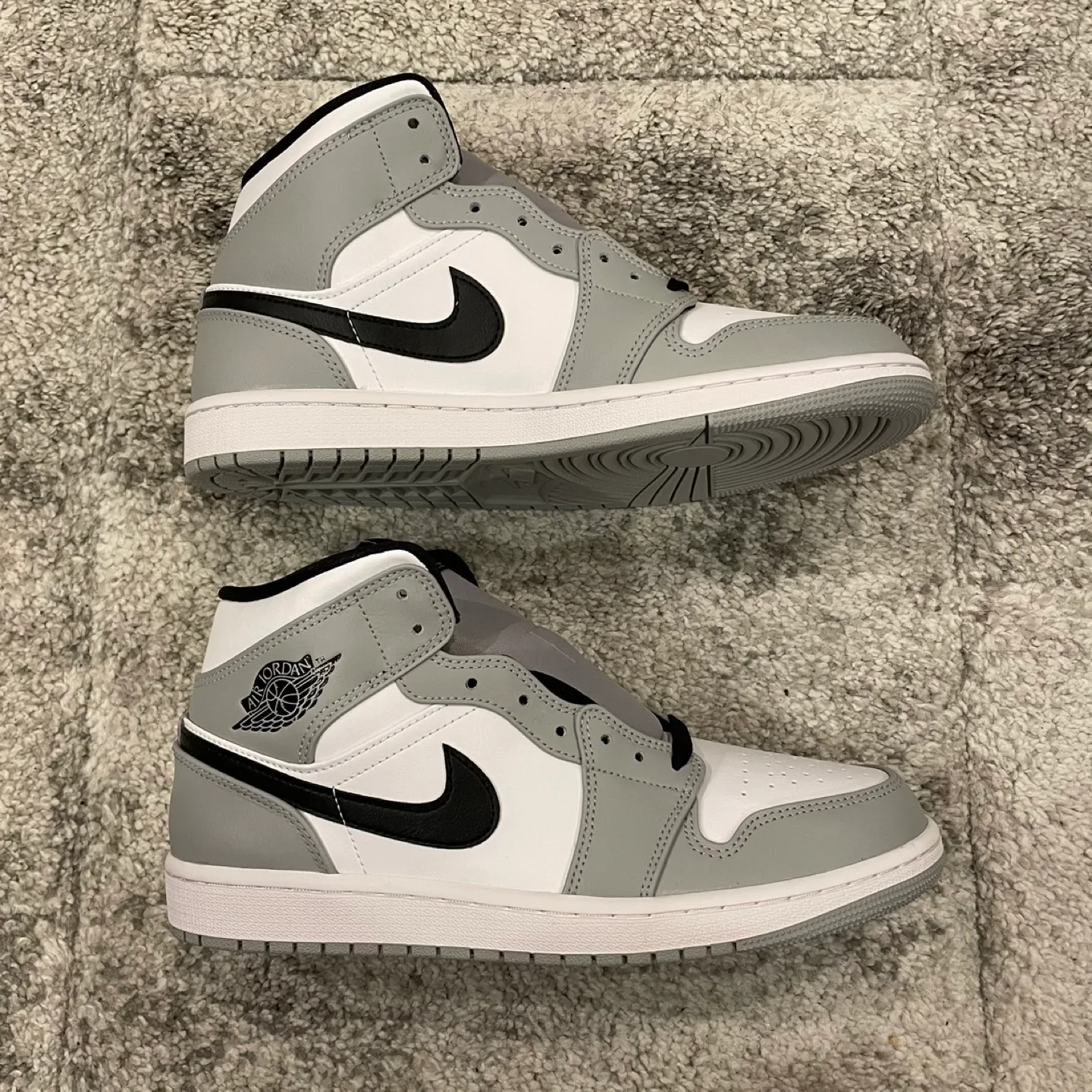 Air Jordan 1 Mid “Light Smoke Grey” image indicator(5)