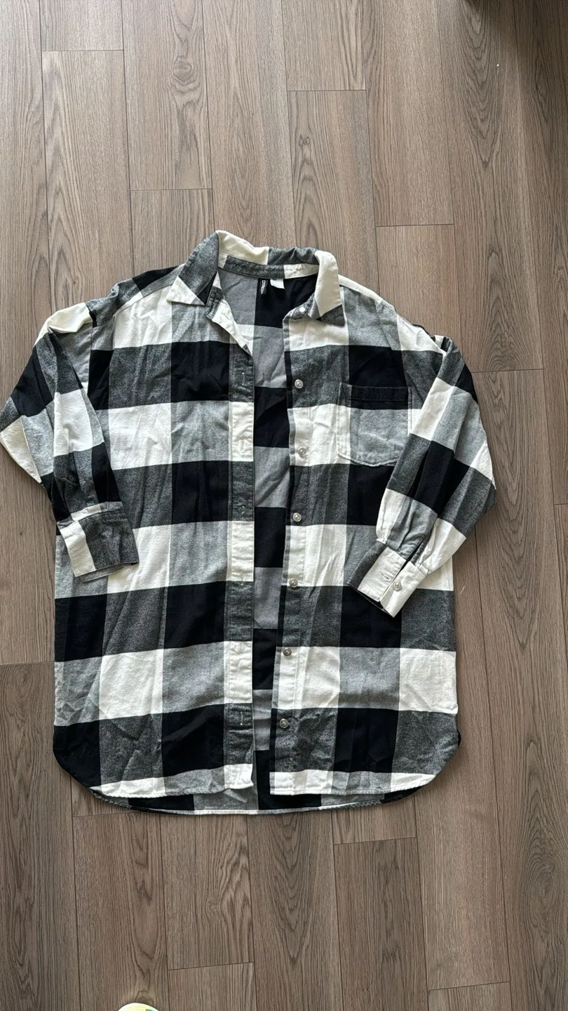 H&M Black & White Plaid Long Flannel Shirt thumbnail