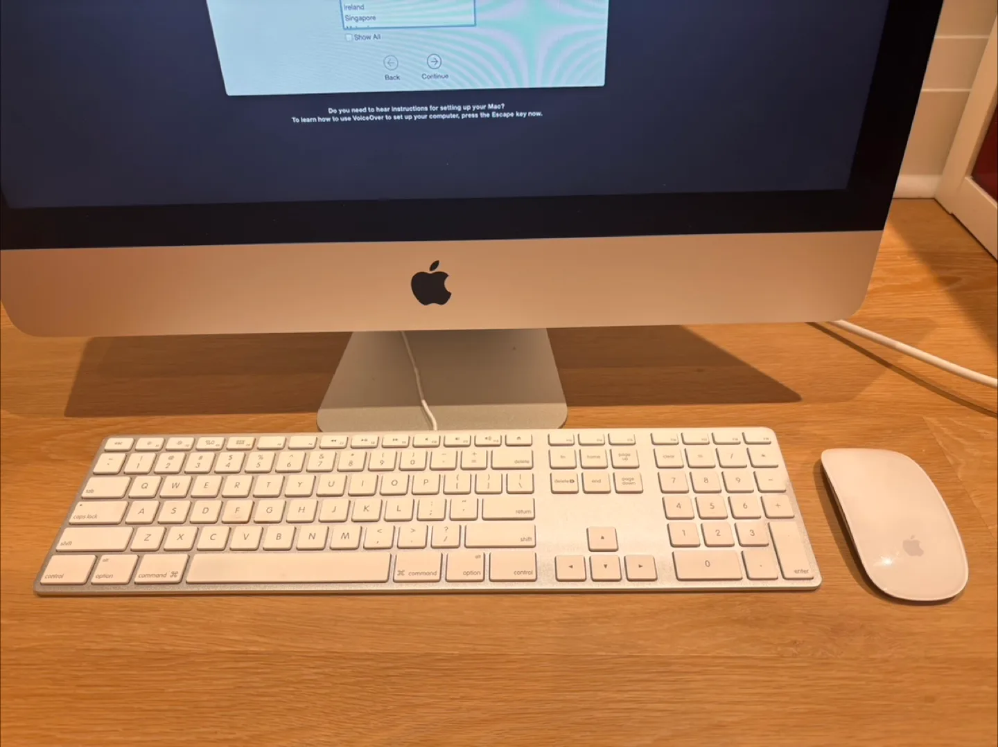2014 Apple iMac 21.5-inch w Apple keyboard & mouse image indicator(6)