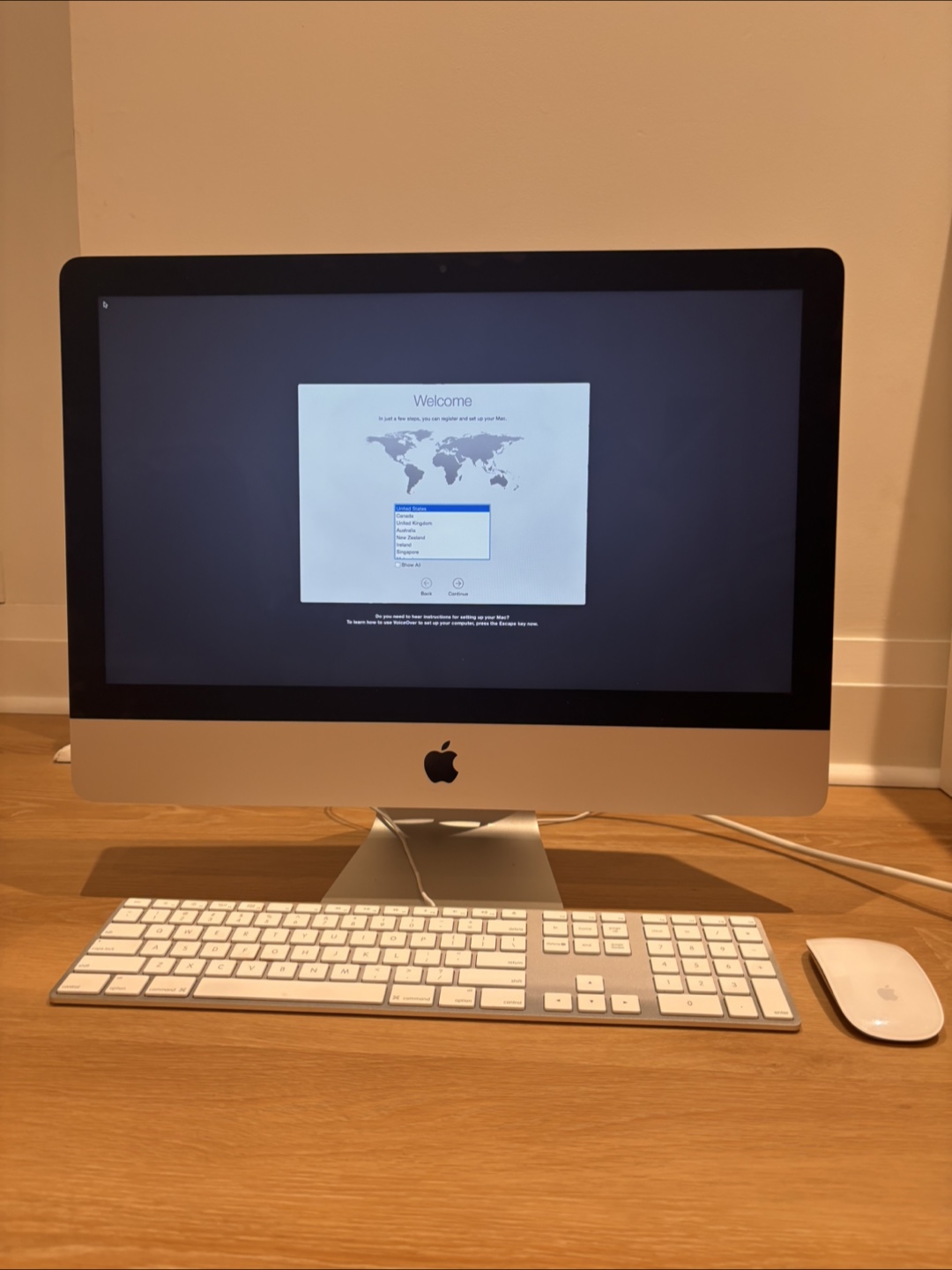 2014 Apple iMac 21.5-inch w Apple keyboard & mouse