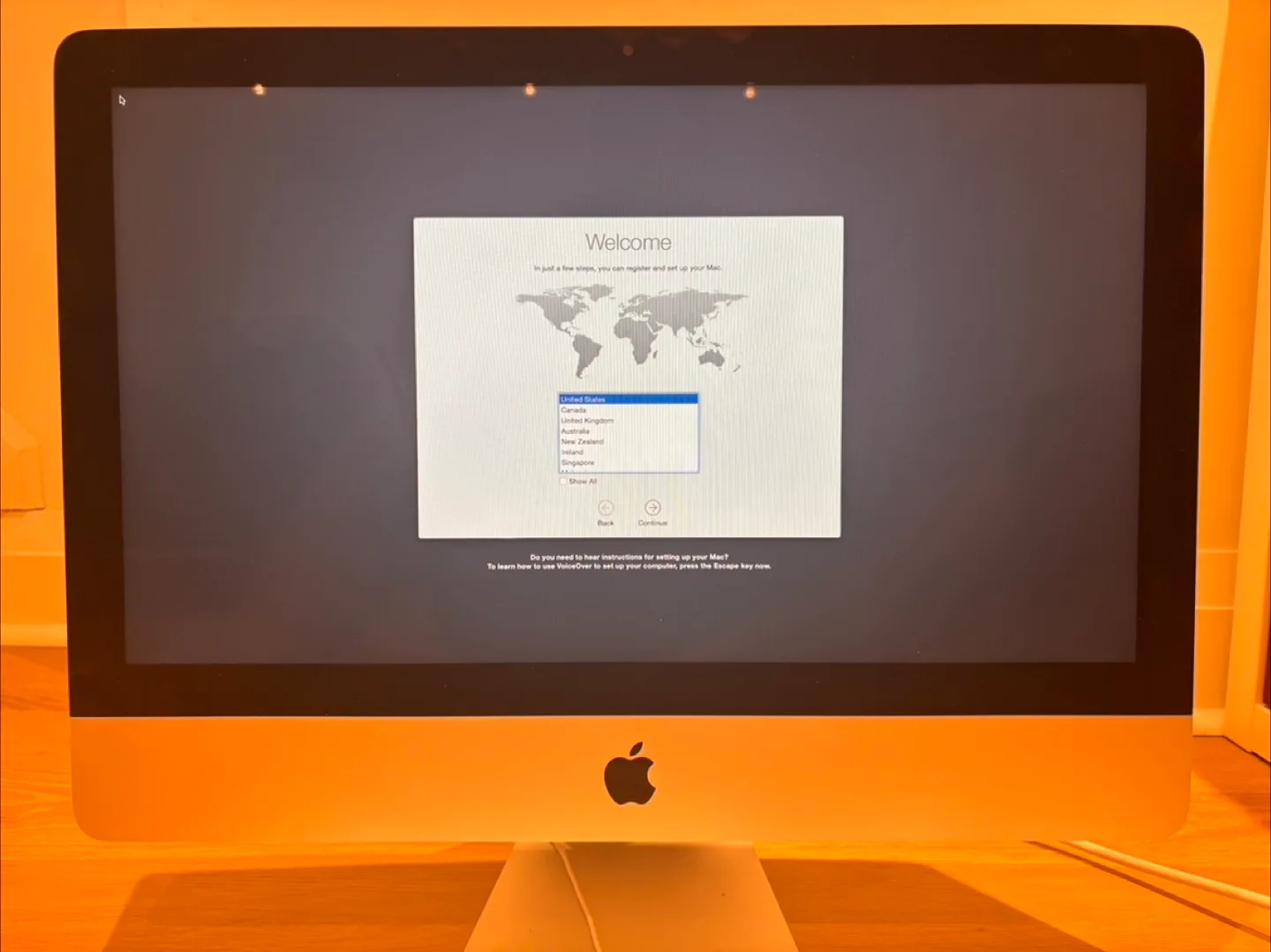 2014 Apple iMac 21.5-inch w Apple keyboard & mouse image indicator(5)