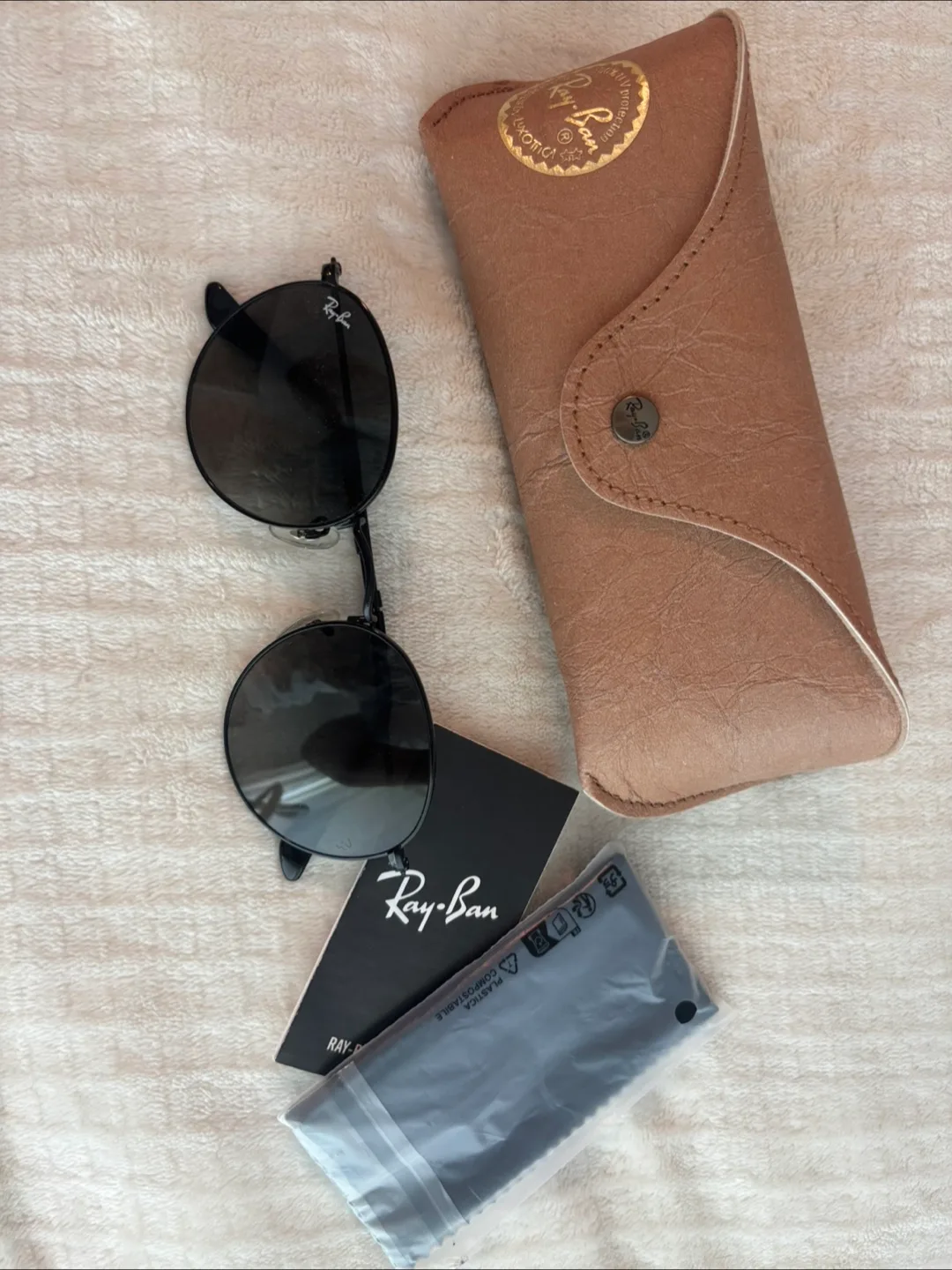 Ray-Ban Round Metal Sunglasses - Black thumbnail