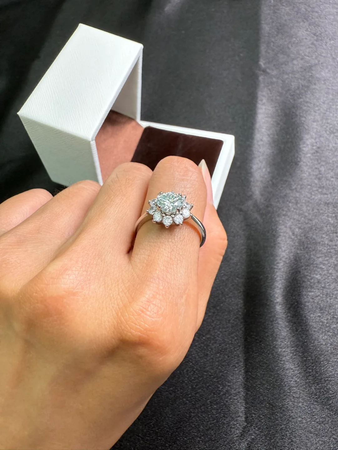 💍 Stunning Moissanite Ring For Sale – With Original Box! thumbnail