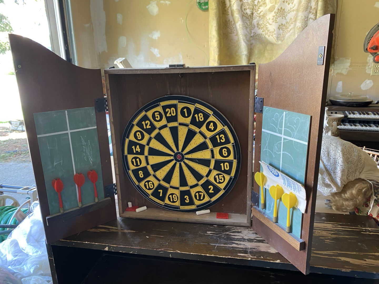 King's Head Pub & Lodging Dart Board Cabinet - photo 2