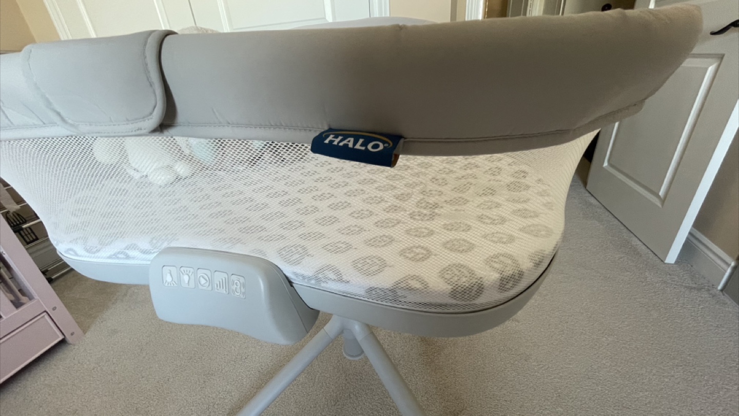 LIKE NEW Halo BassiNest 3.0 Swivel Sleeper WITH FREE GIFTS - photo 3