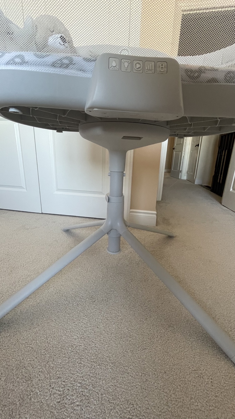 LIKE NEW Halo BassiNest 3.0 Swivel Sleeper WITH FREE GIFTS - photo 5
