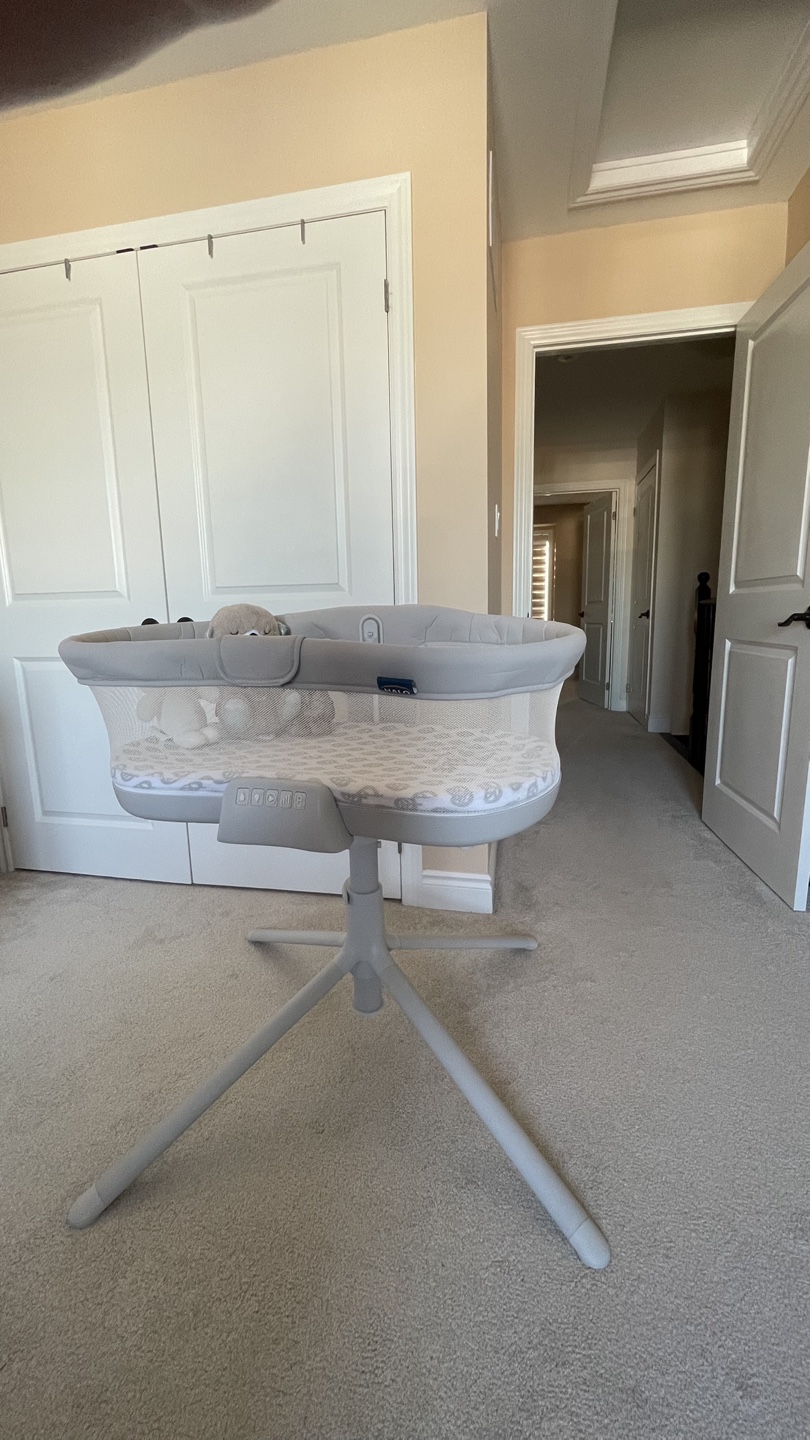 LIKE NEW Halo BassiNest 3.0 Swivel Sleeper WITH FREE GIFTS
