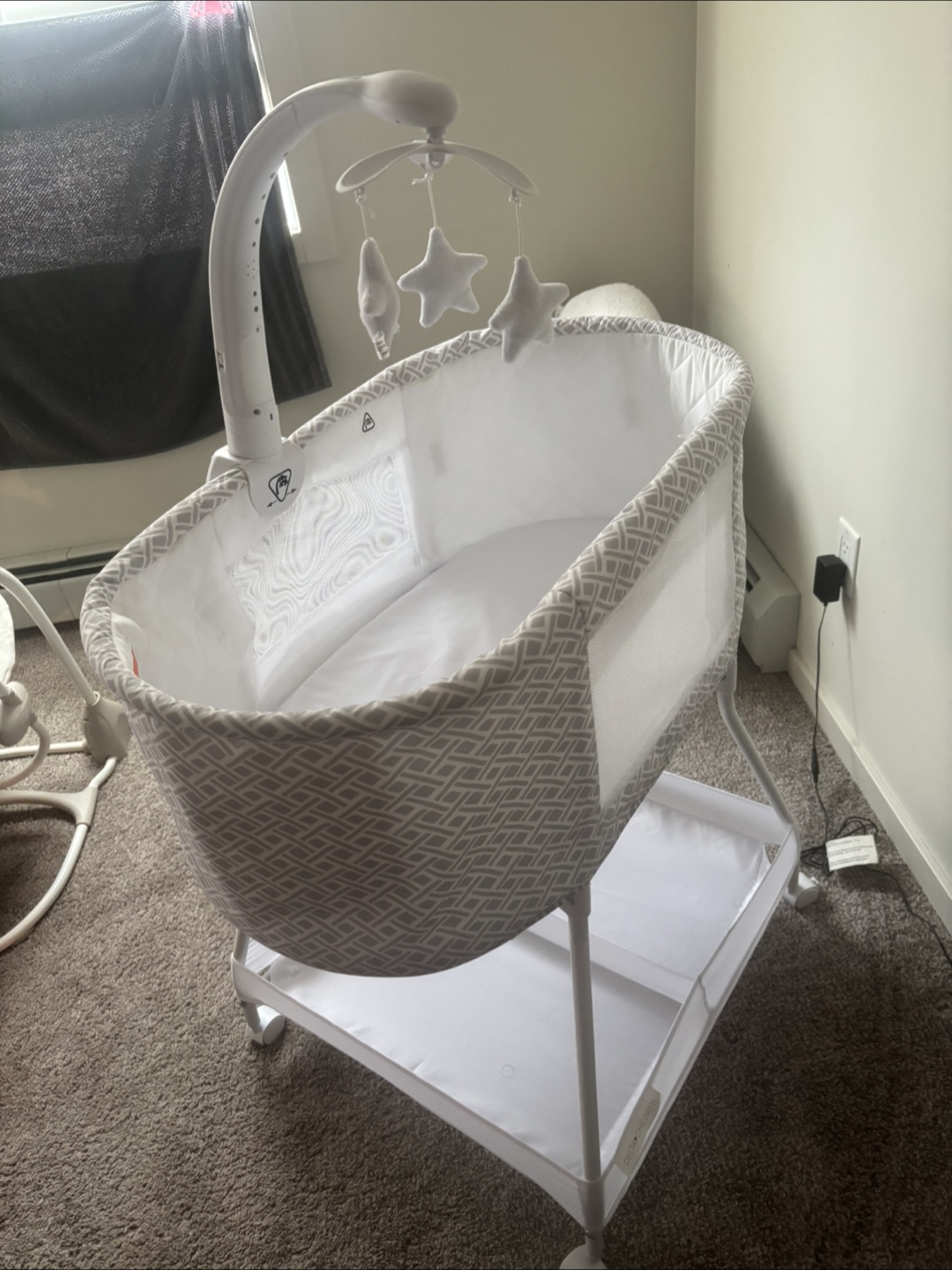 Delta Children Bassinet with Mobile - photo 2