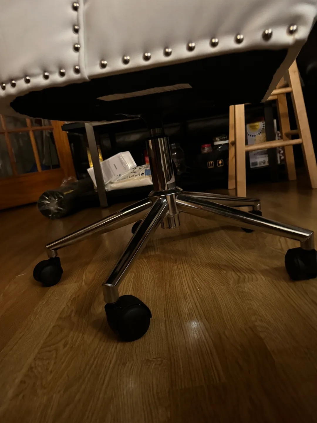 White Tufted Office Chair image indicator(7)