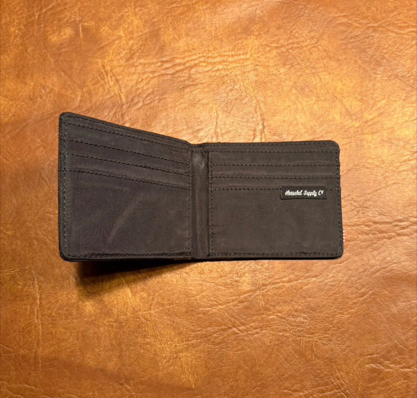 Herschel Wallet image indicator(2)