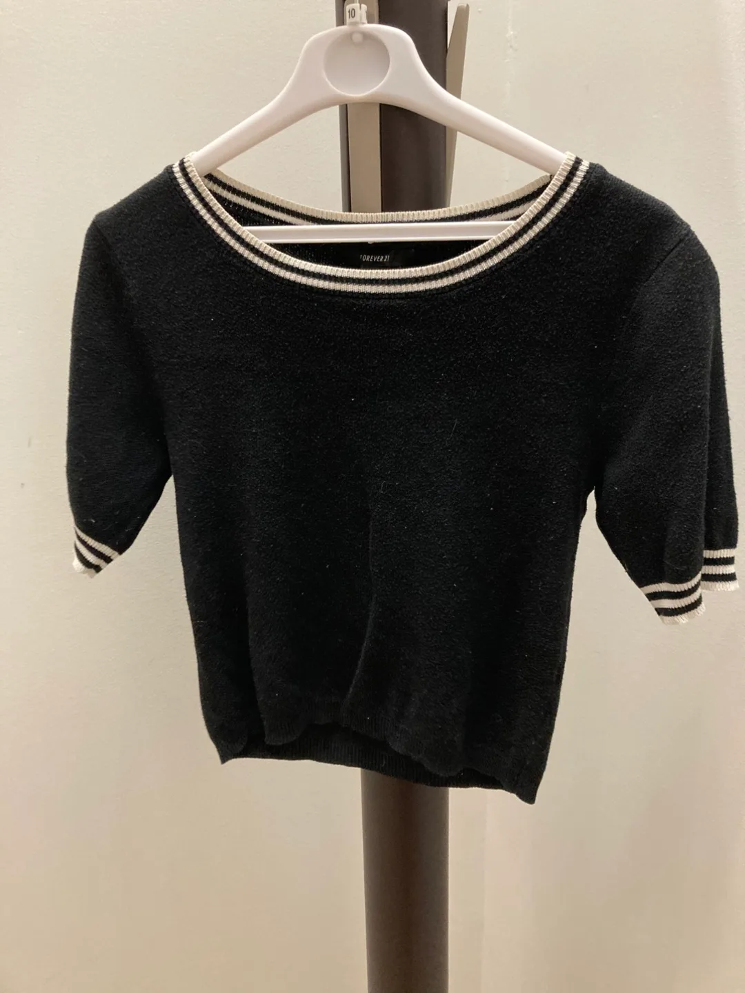 🇨🇦🍁Forever 21 Black Knit Top - Size M thumbnail