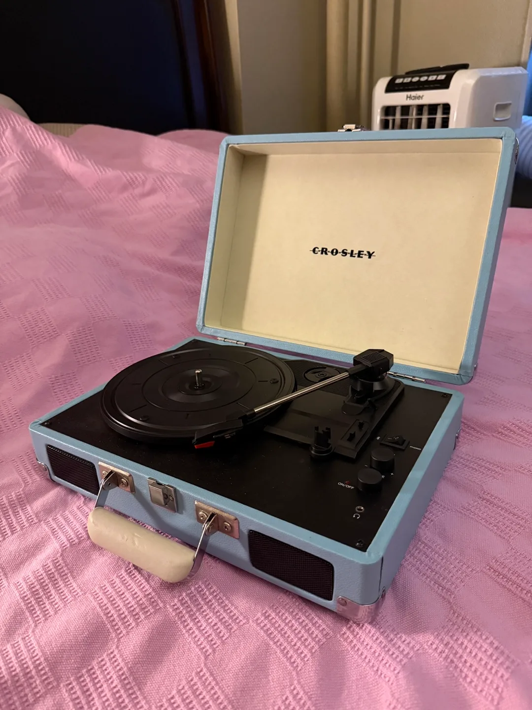 Crosley Cruiser Portable Turntable Record Player image indicator(2)