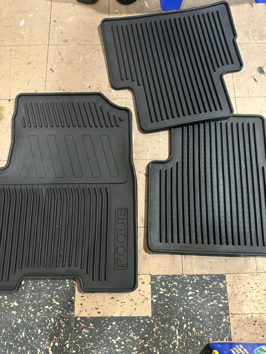 Nissan Rogue Floor Mats - Black thumbnail