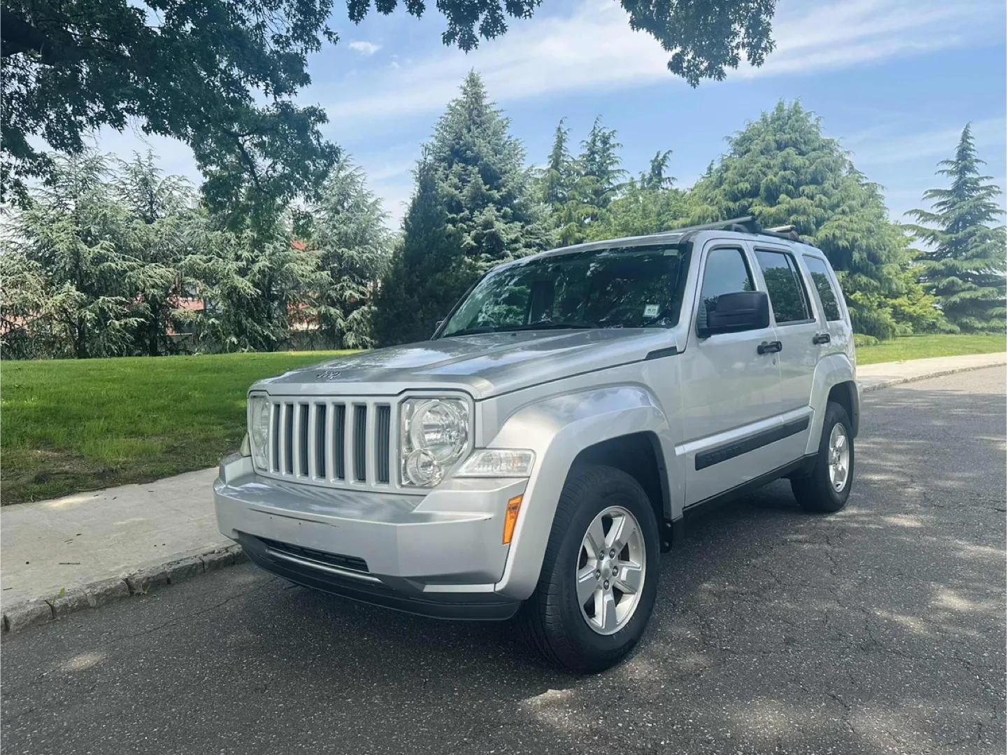 2010 Jeep Liberty Silver SUV thumbnail