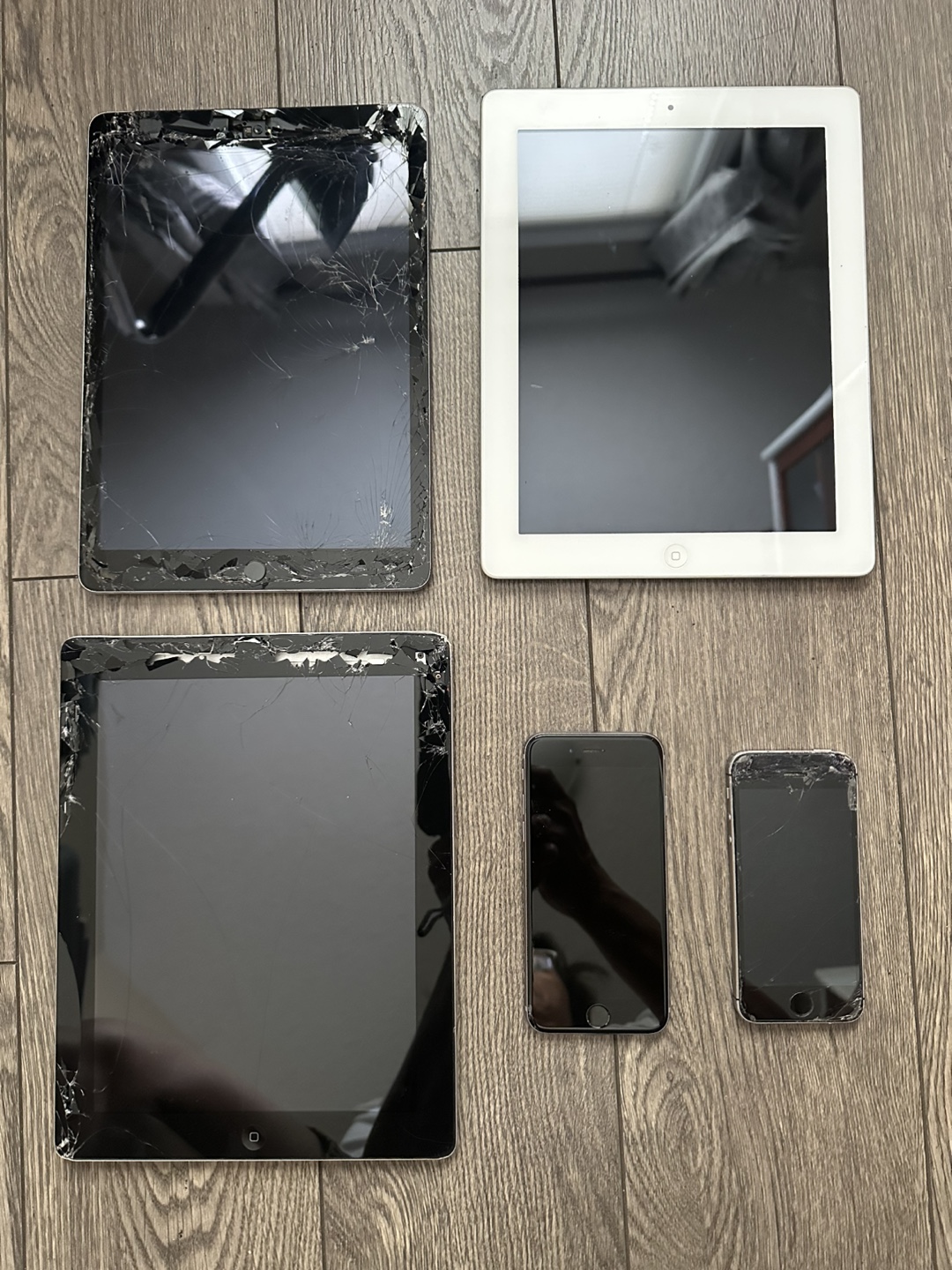 Mixed Lot of Apple iPads & iPhones - For Parts