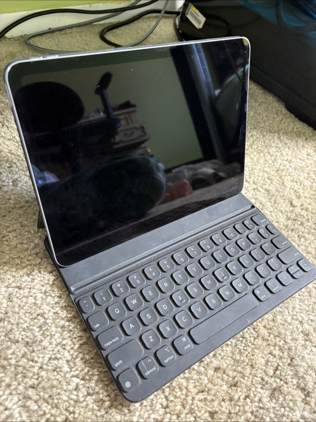 Apple iPad Air 5 with Keyboard Folio