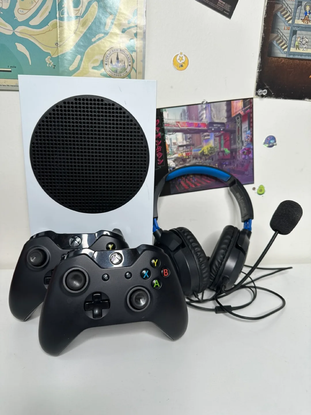 Xbox series S 2 controllers thumbnail
