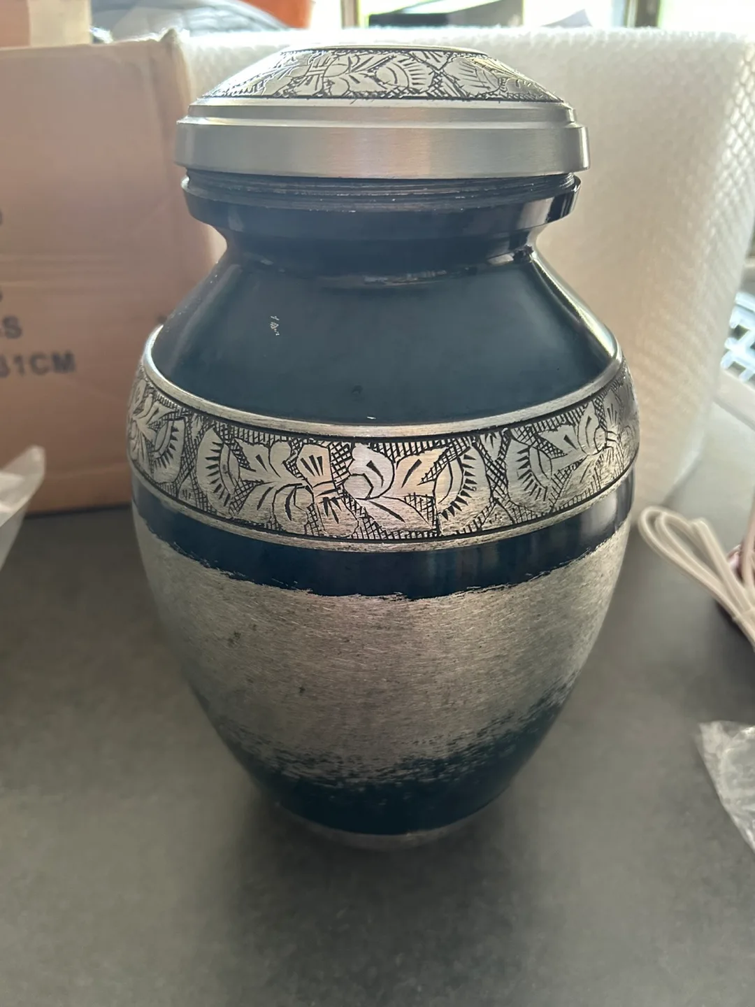 Large Cremation Urn (Adult) image indicator(2)