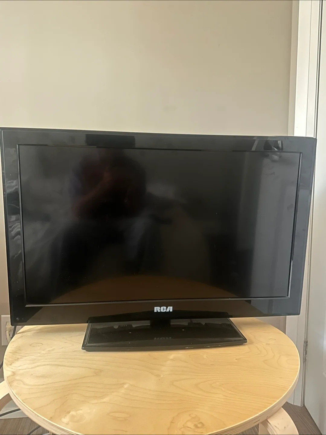 32” RCA TV (not a smart tv) thumbnail