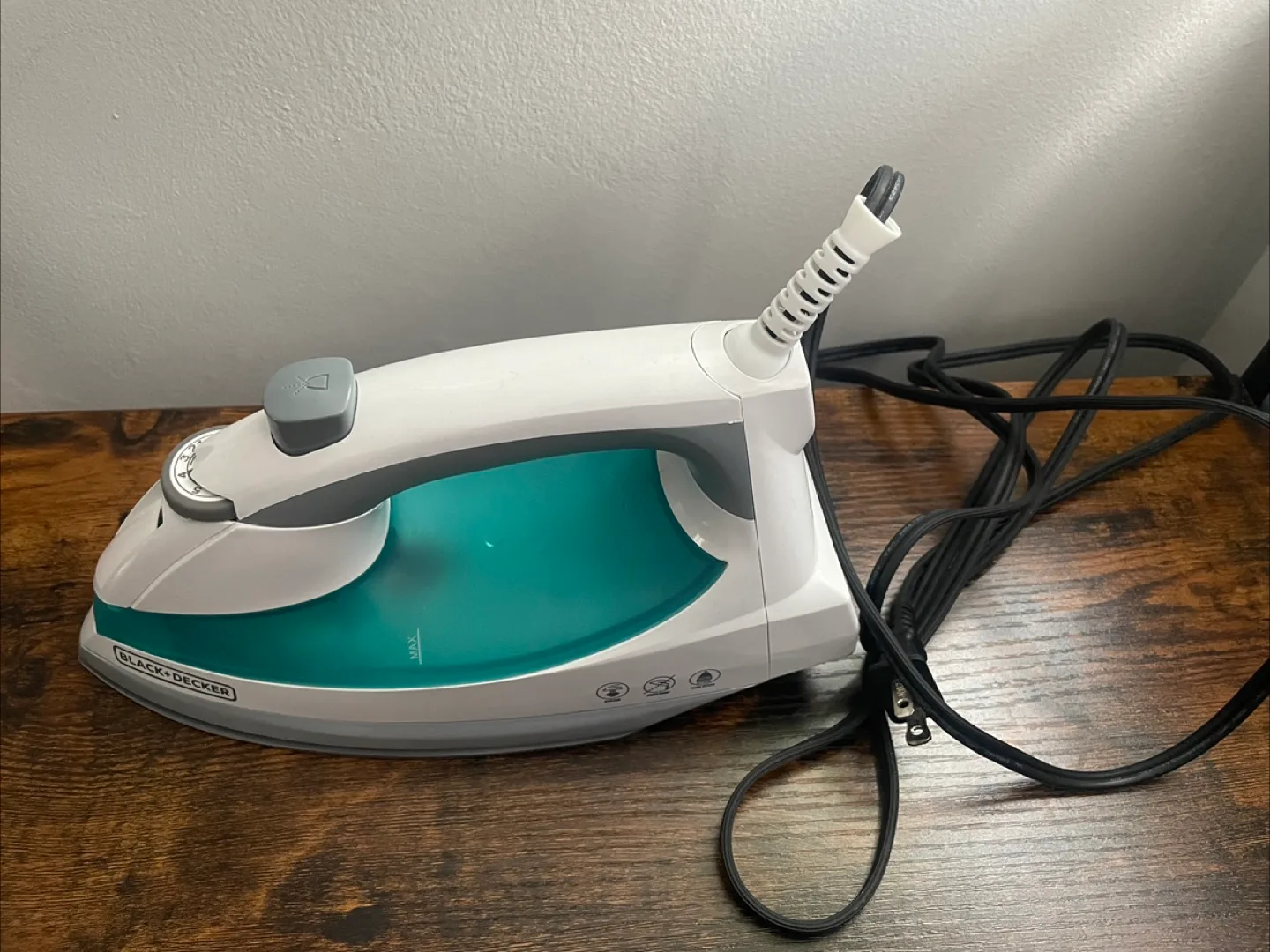 Black+Decker Easy Steam Compact Iron thumbnail