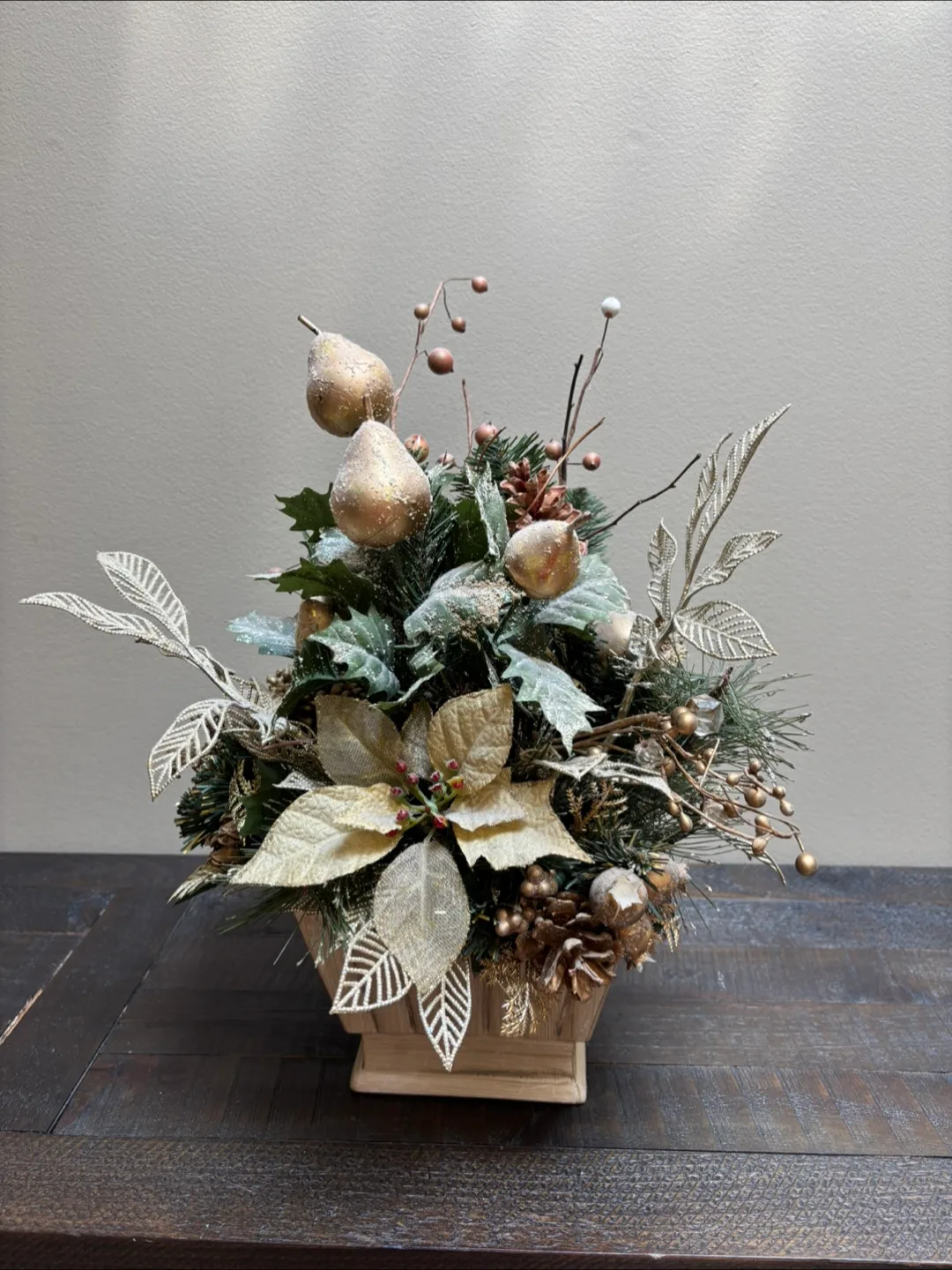 🇨🇦Decorative Christmas Floral Arrangement thumbnail