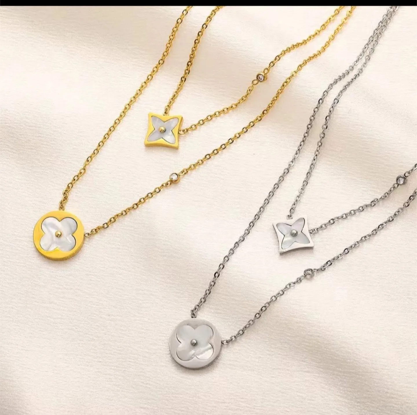 Clover Pendant Necklace - silver thumbnail
