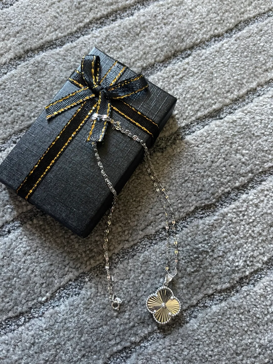 18k white goldClover Pendant Necklace thumbnail