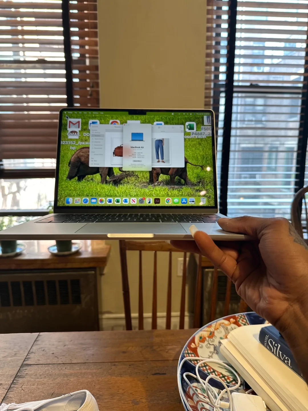 MacBook Air 13-inch, Apple M4 Chip image indicator(4)