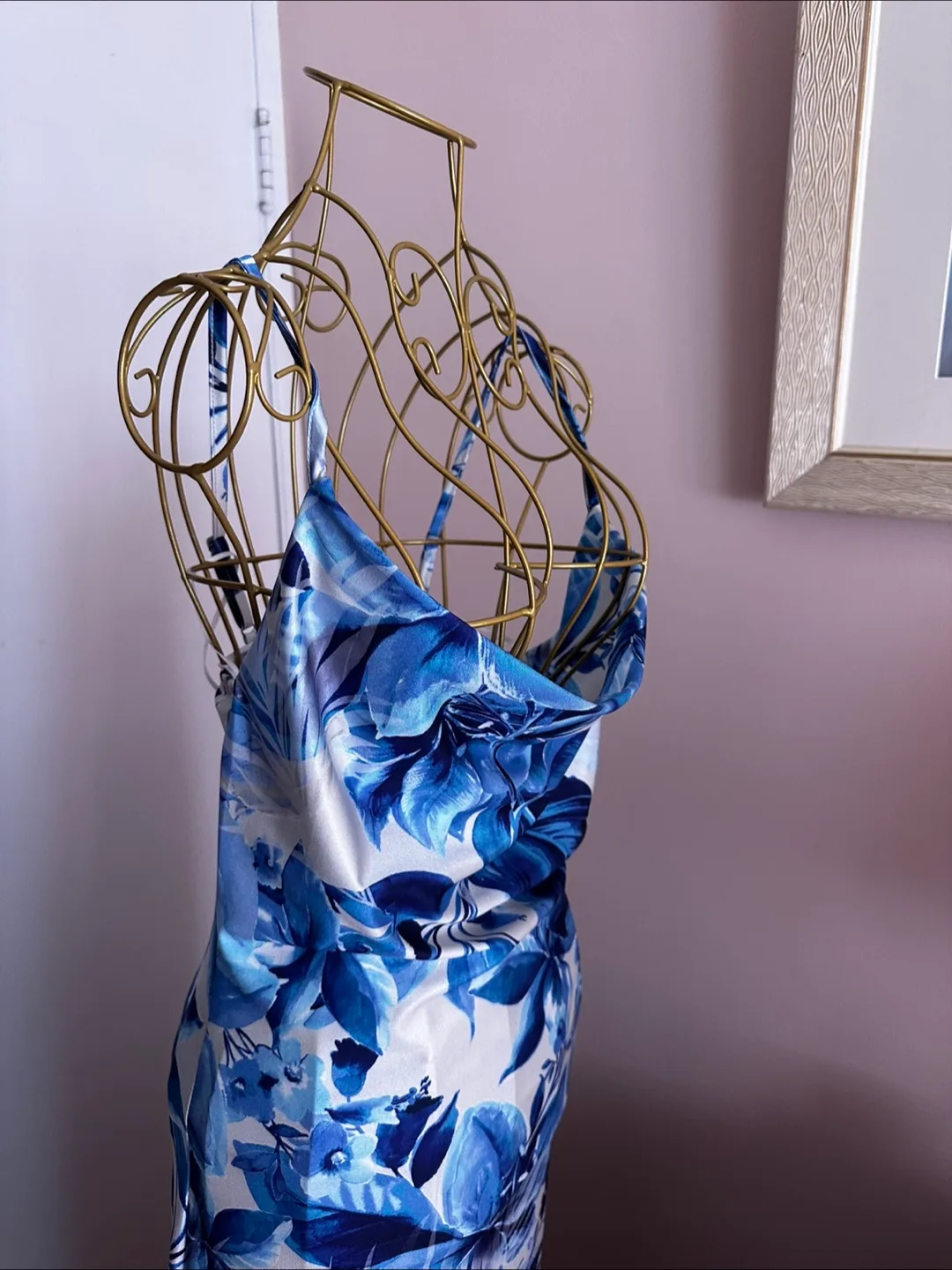 🇨🇦Fashion Nova Blue Floral Satin Maxi Dress - Size M image indicator(2)