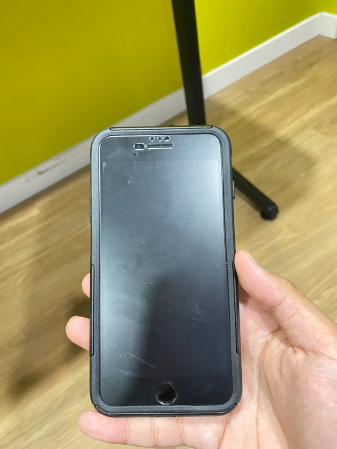 iPhone 7 with OtterBox Case image indicator(3)