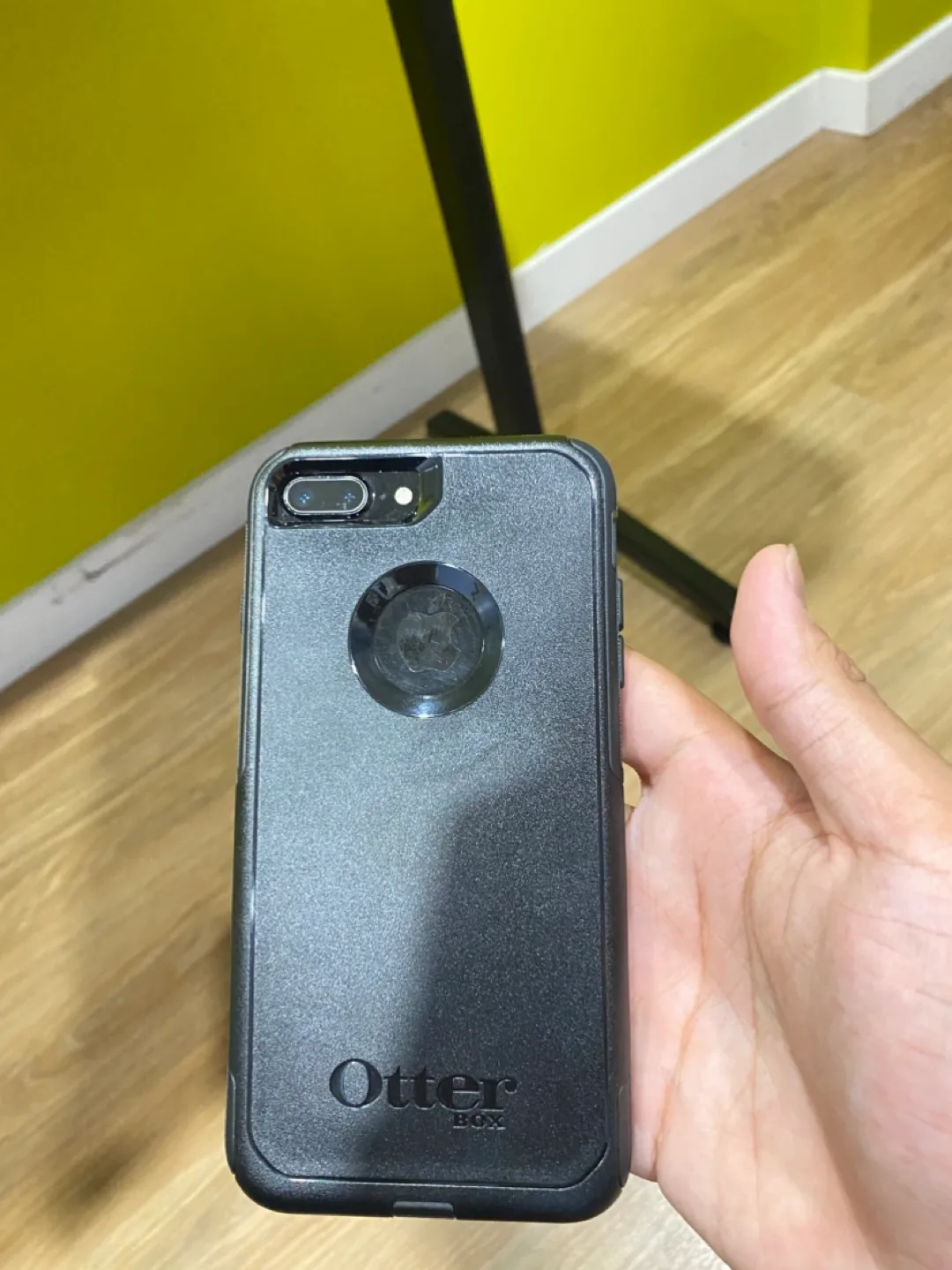 iPhone 7 with OtterBox Case image indicator(2)
