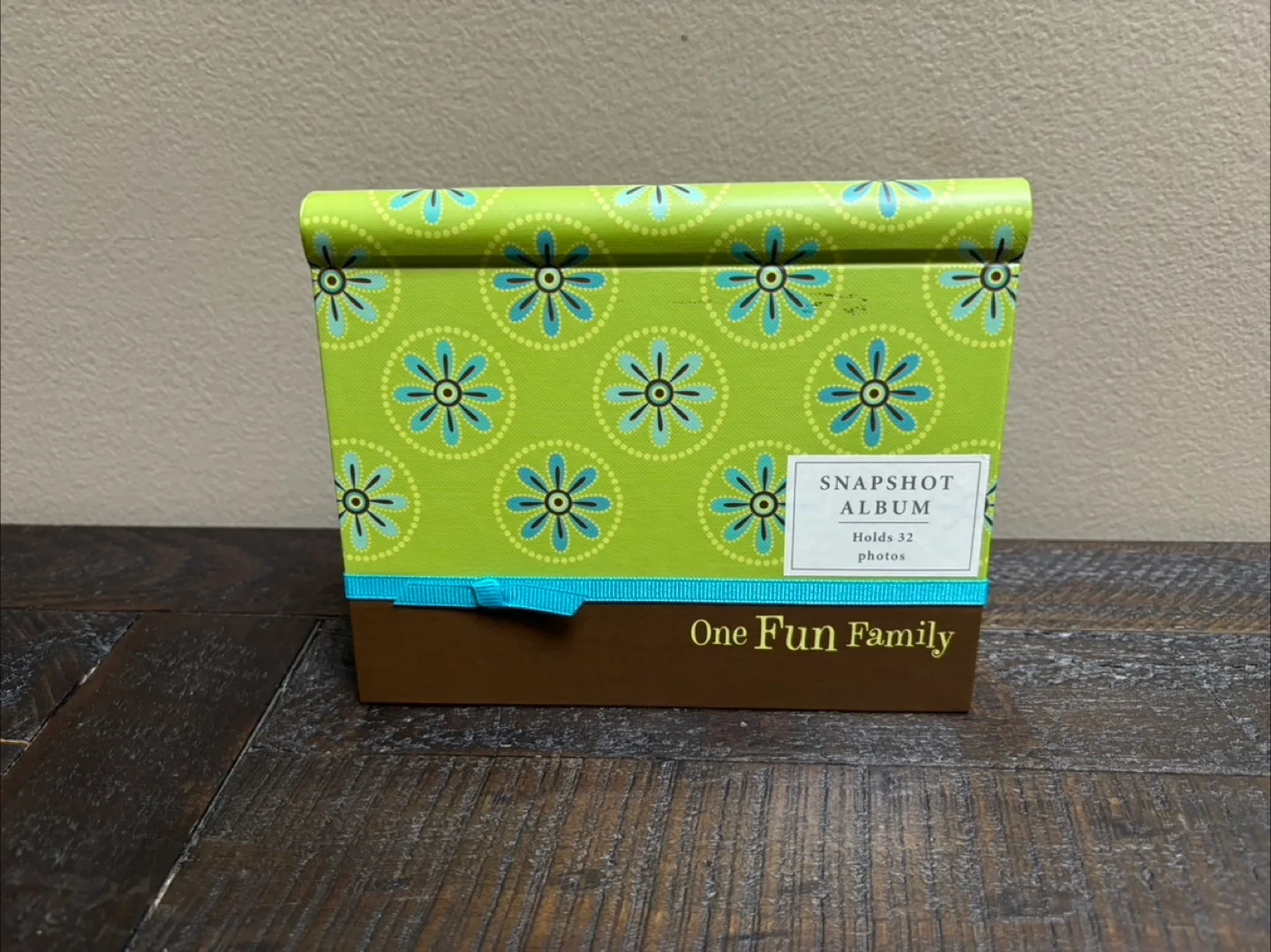 🇨🇦Hallmark green Snapshot Photo Album - Holds 32 Photos thumbnail