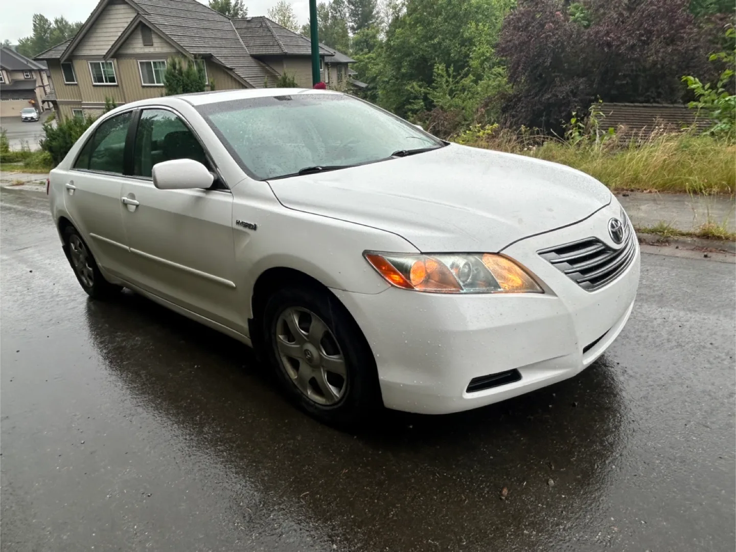 Toyota Camry Hybrid - White Sedan image indicator(2)