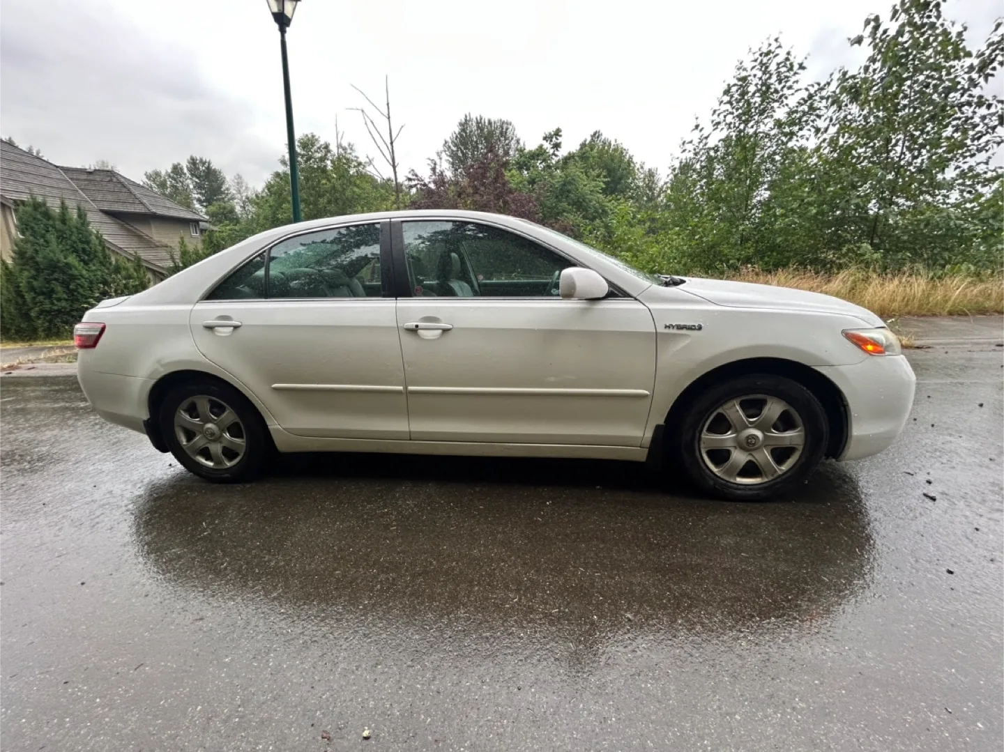 Toyota Camry Hybrid - White Sedan image indicator(3)
