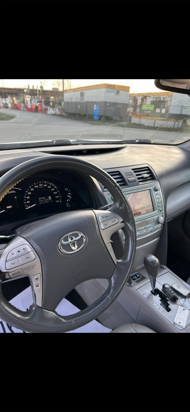 Toyota Camry Hybrid - White Sedan image indicator(7)