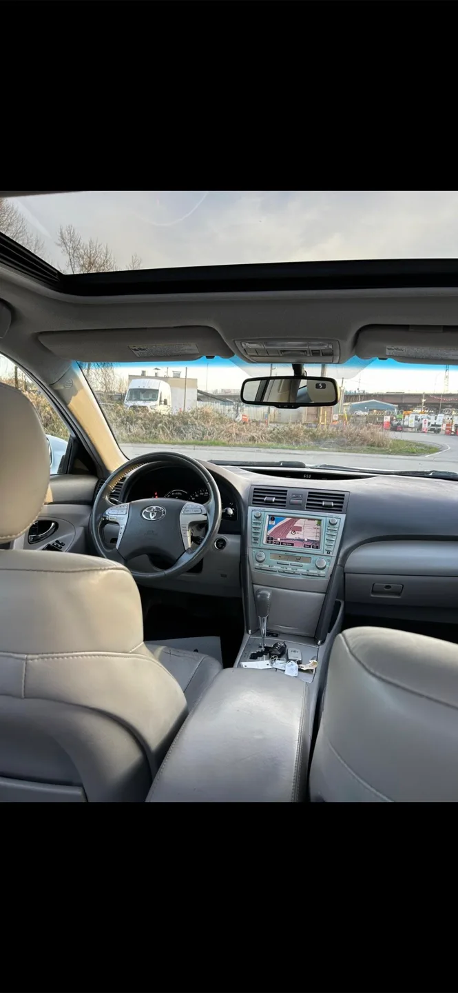 Toyota Camry Hybrid - White Sedan image indicator(8)