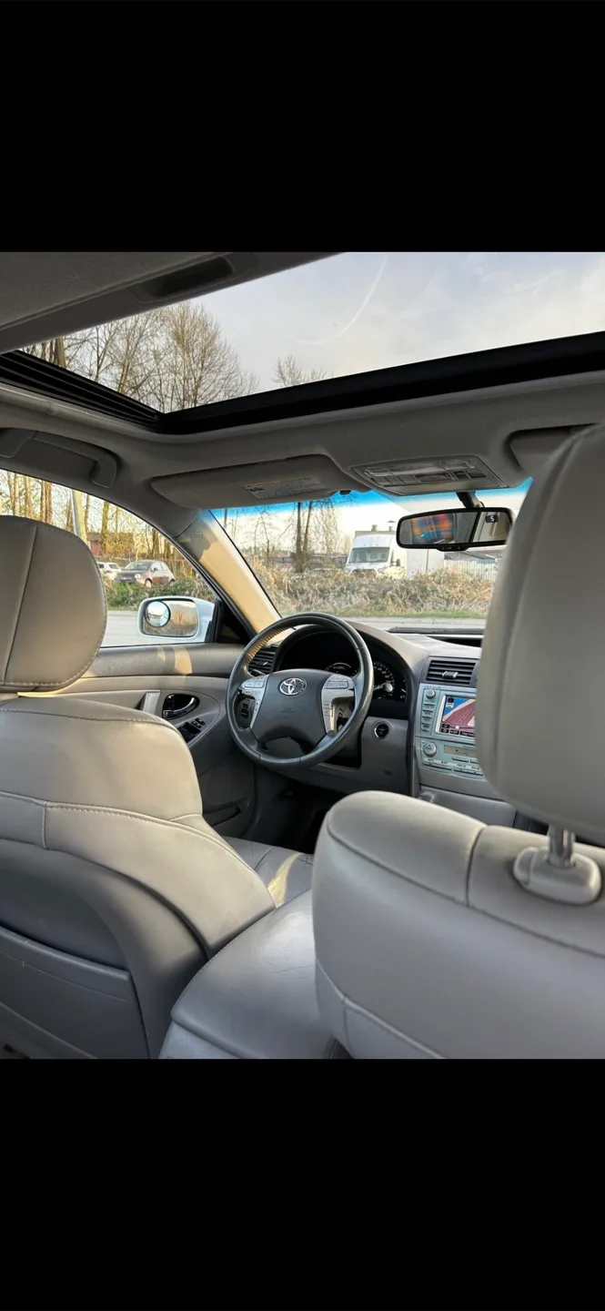 Toyota Camry Hybrid - White Sedan image indicator(9)