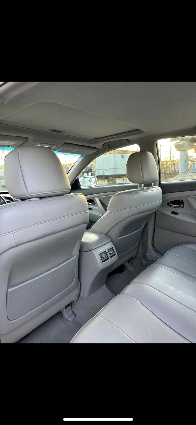 Toyota Camry Hybrid - White Sedan image indicator(10)