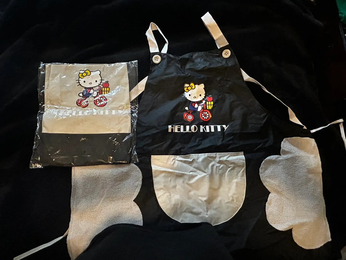 New Hello Kitty Apron Set thumbnail