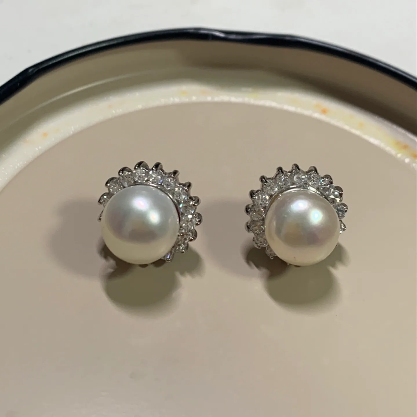‼️MOVING SALE‼️Pearl Stud Earrings thumbnail
